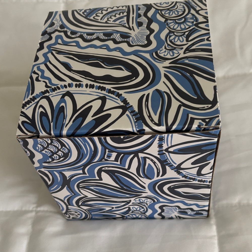Lilly Pulitzer Floral Blue and White Mug new inbox 4” - Picture 7 of 7